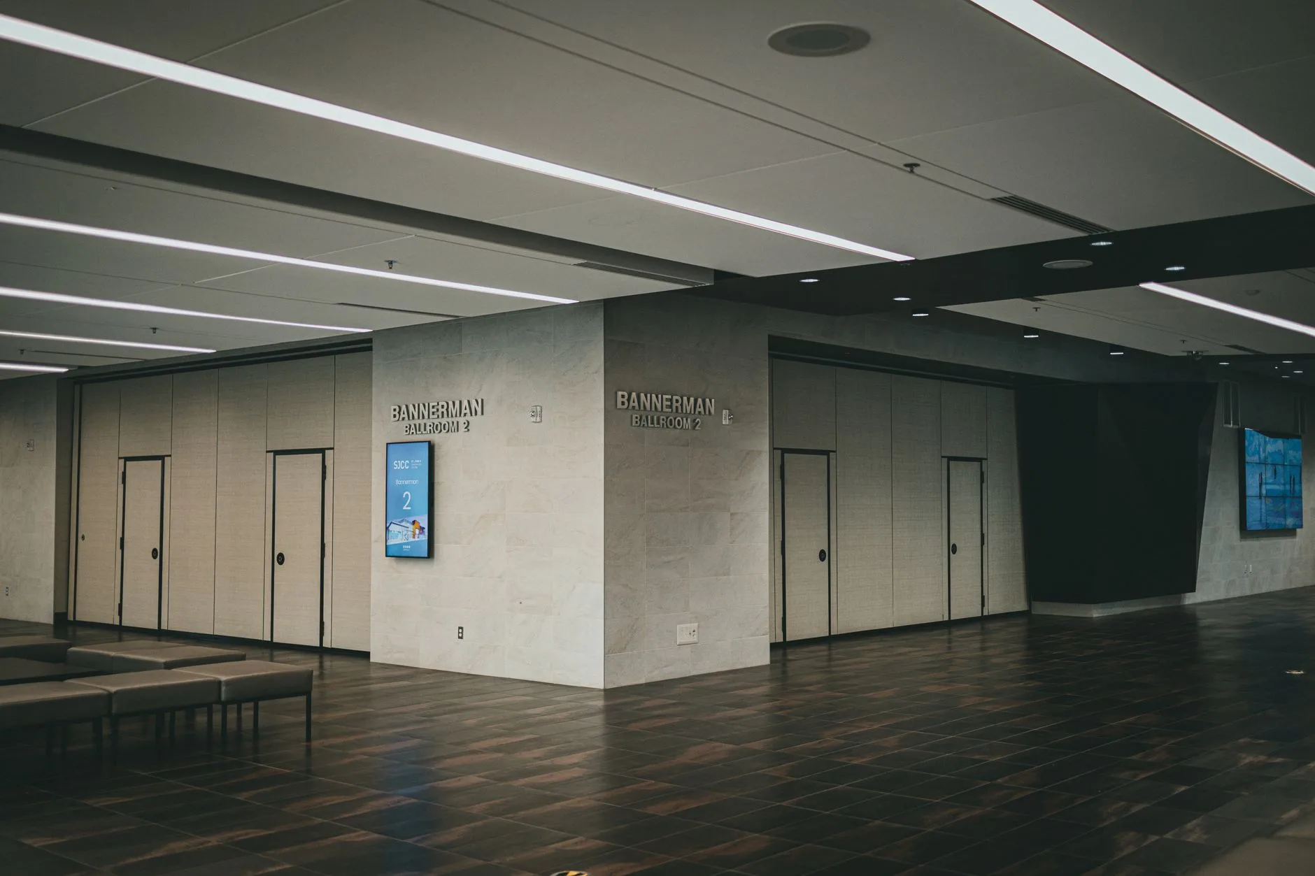 Rental Videotron untuk event corporate dan promosi.